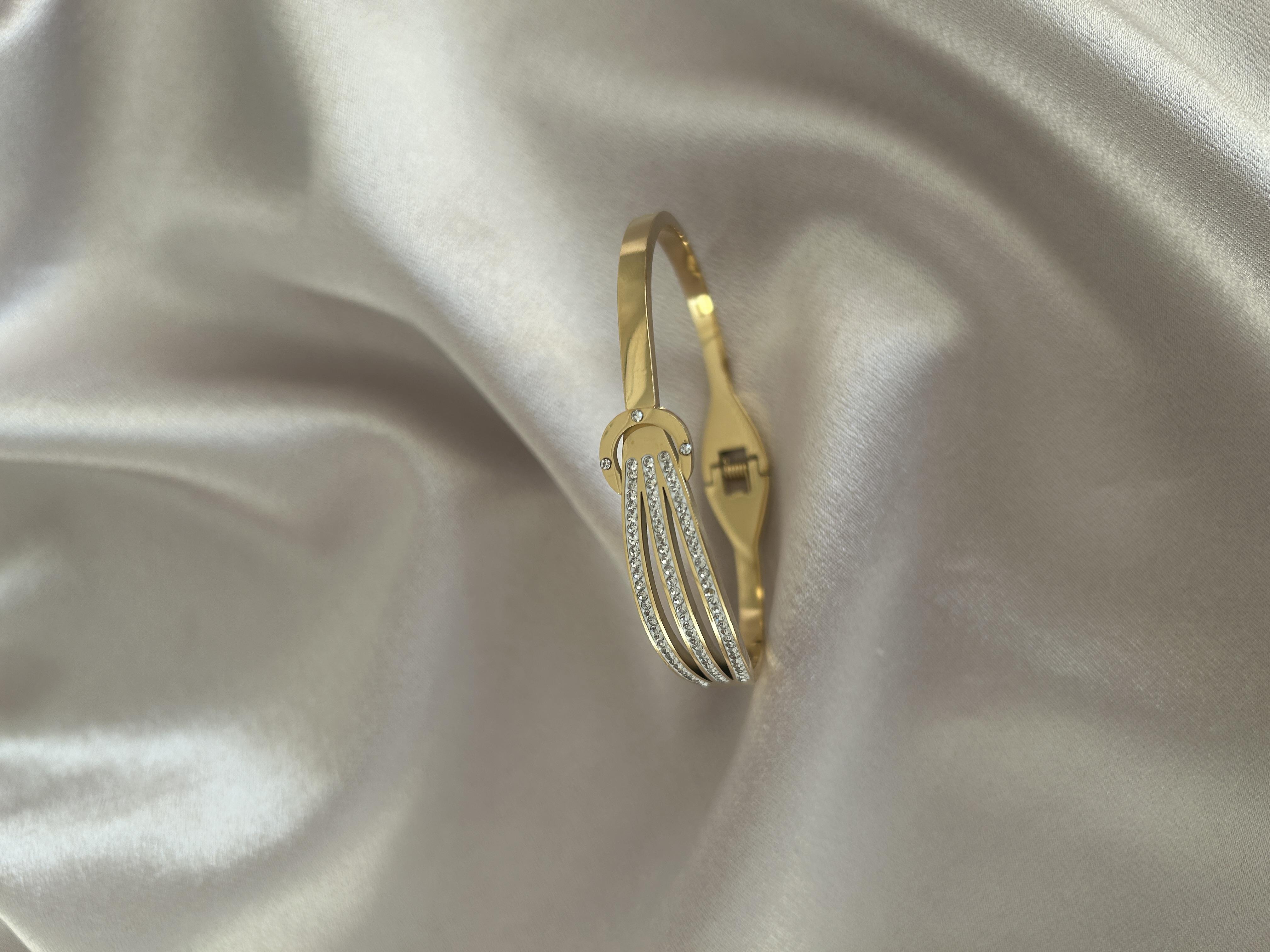 Üç sıra taşlı yaylı model kelepçe