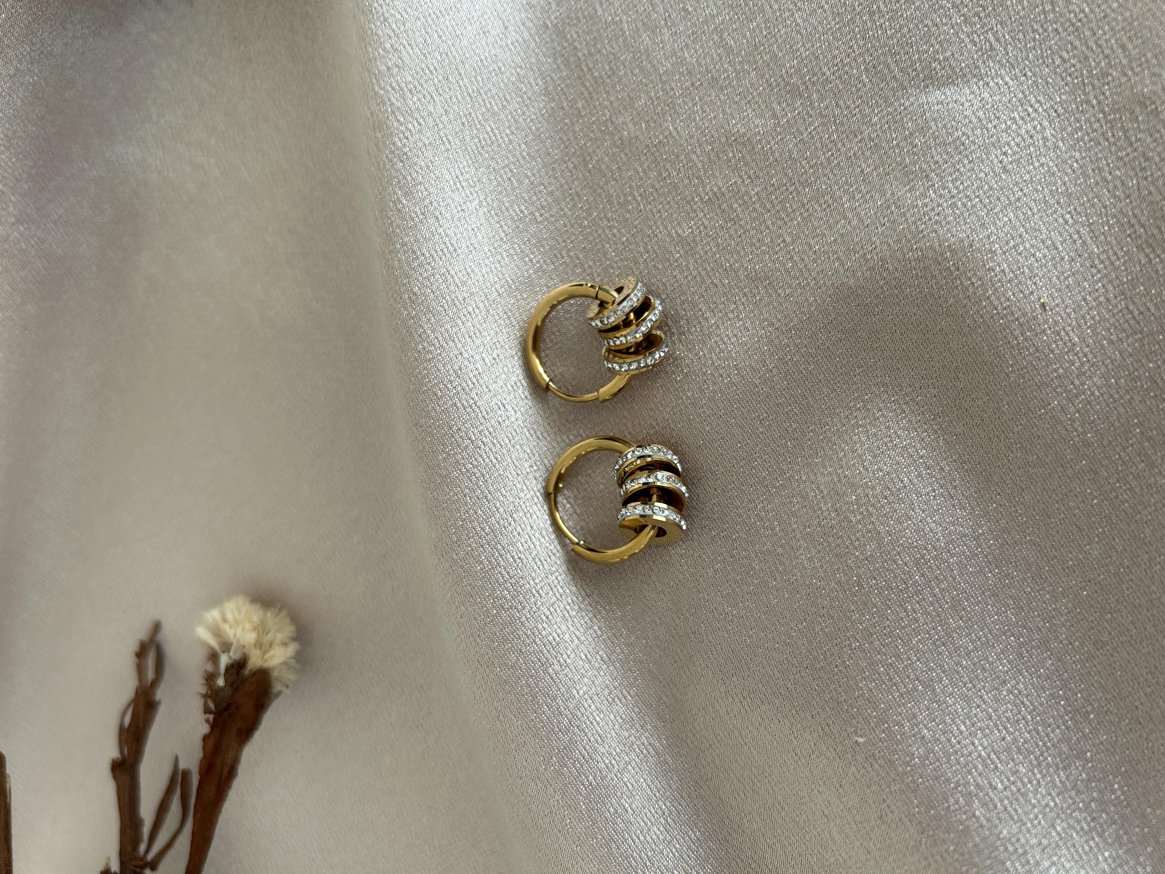 Üç taşlı gold halka küpe 