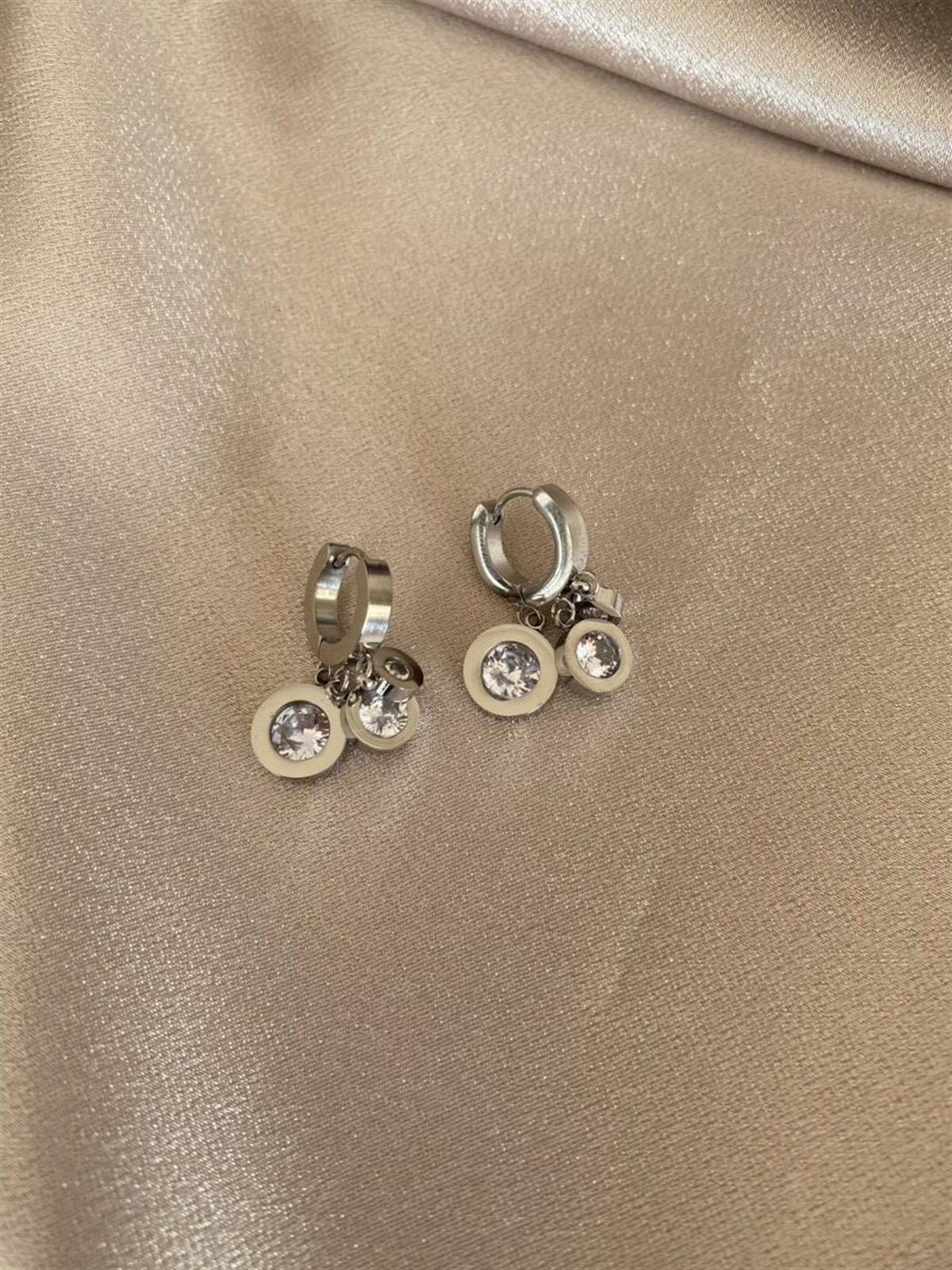 Üç taşlı sallantılı küpe