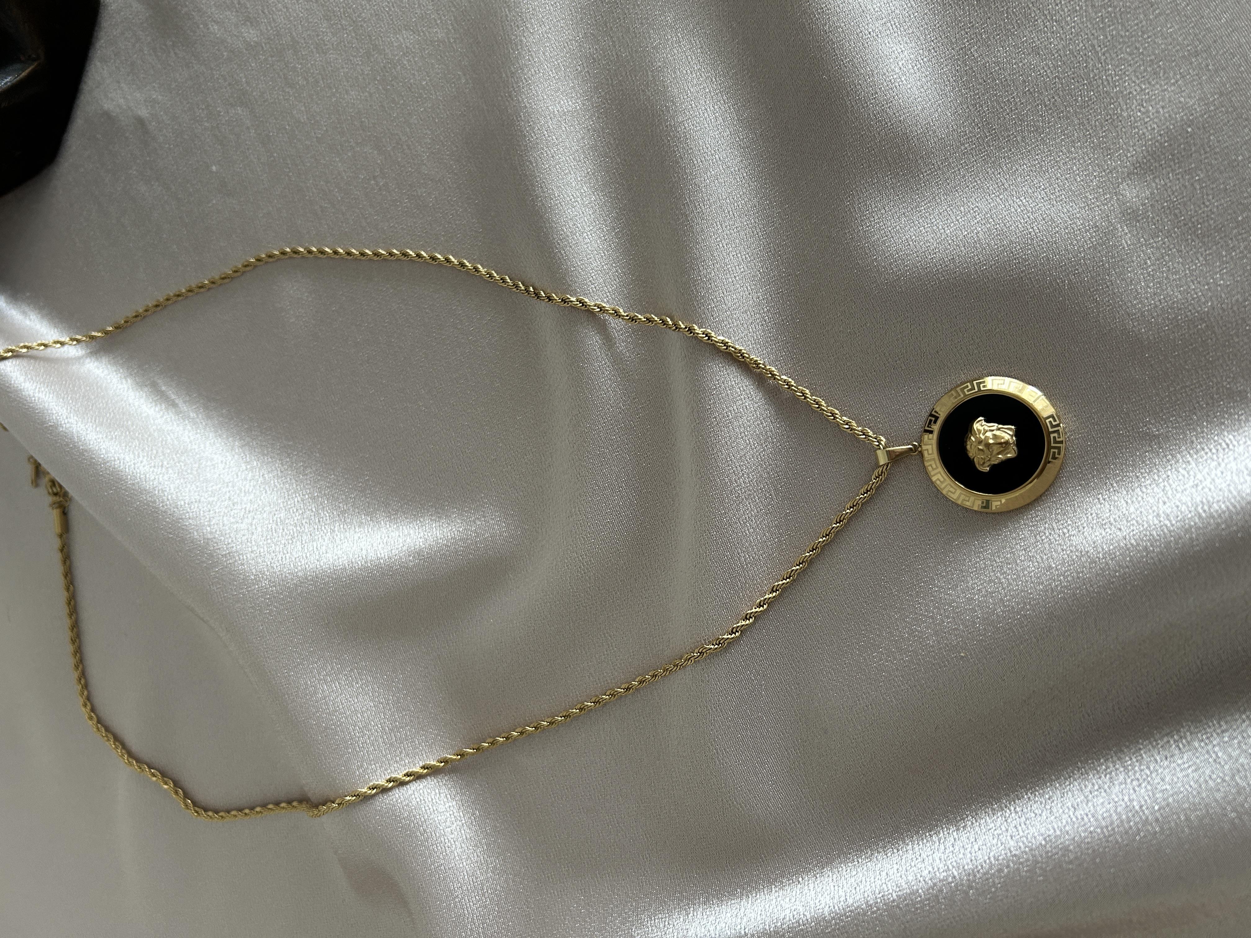 Versage model burgu kolye