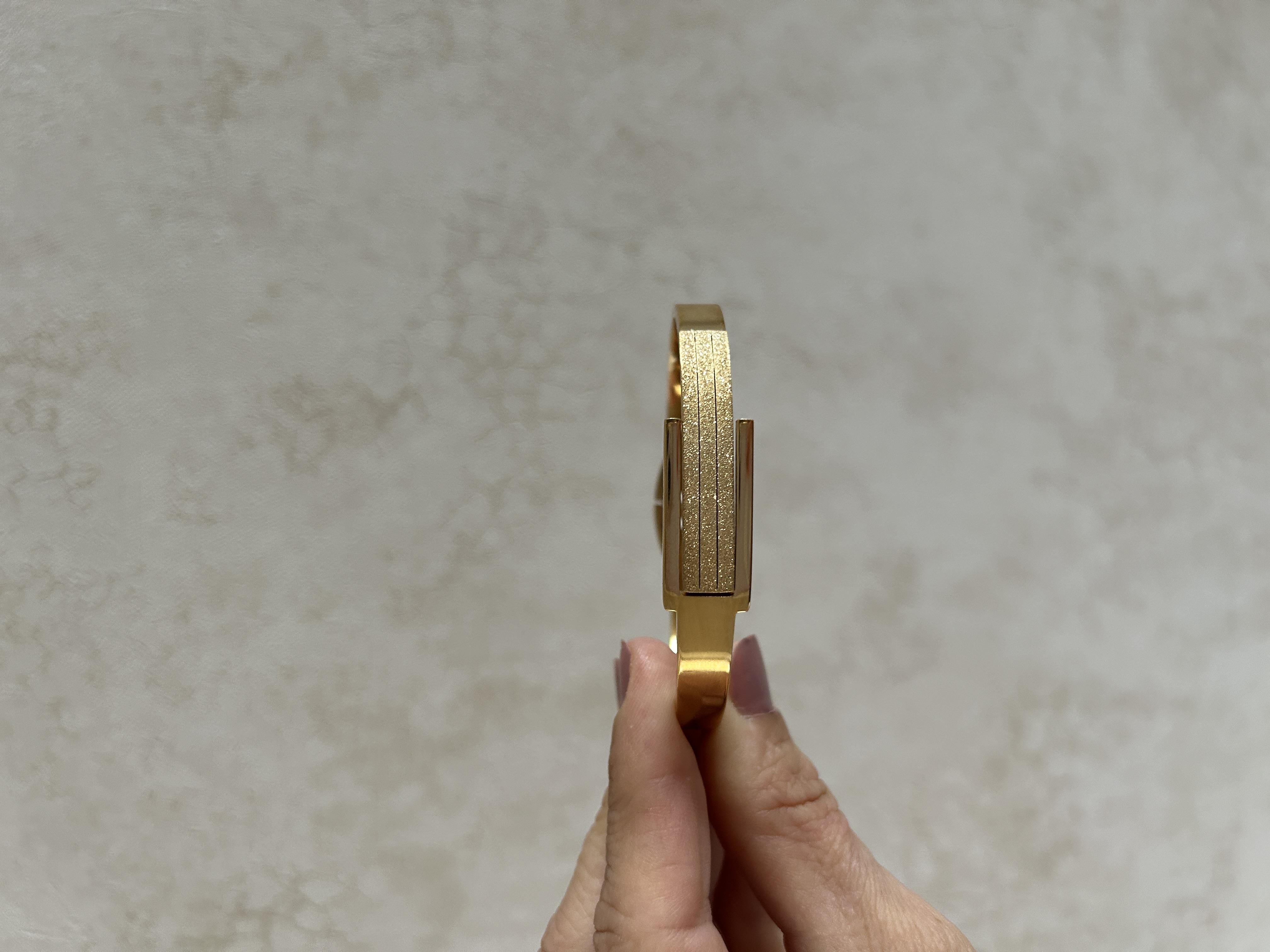 Yarım kumlu tasarım gold kelepçe