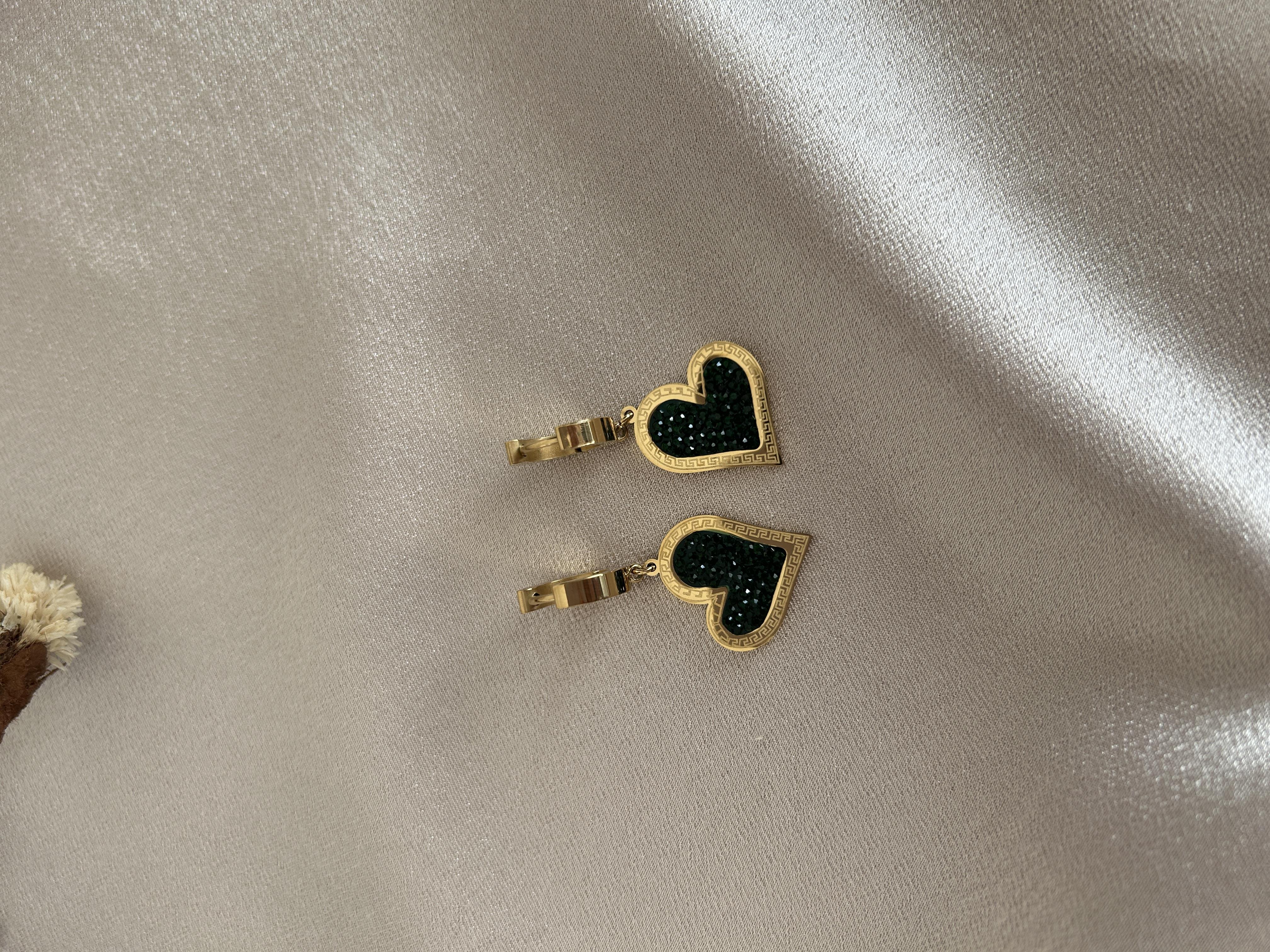 Yeşil taşlı kalp model küpe 