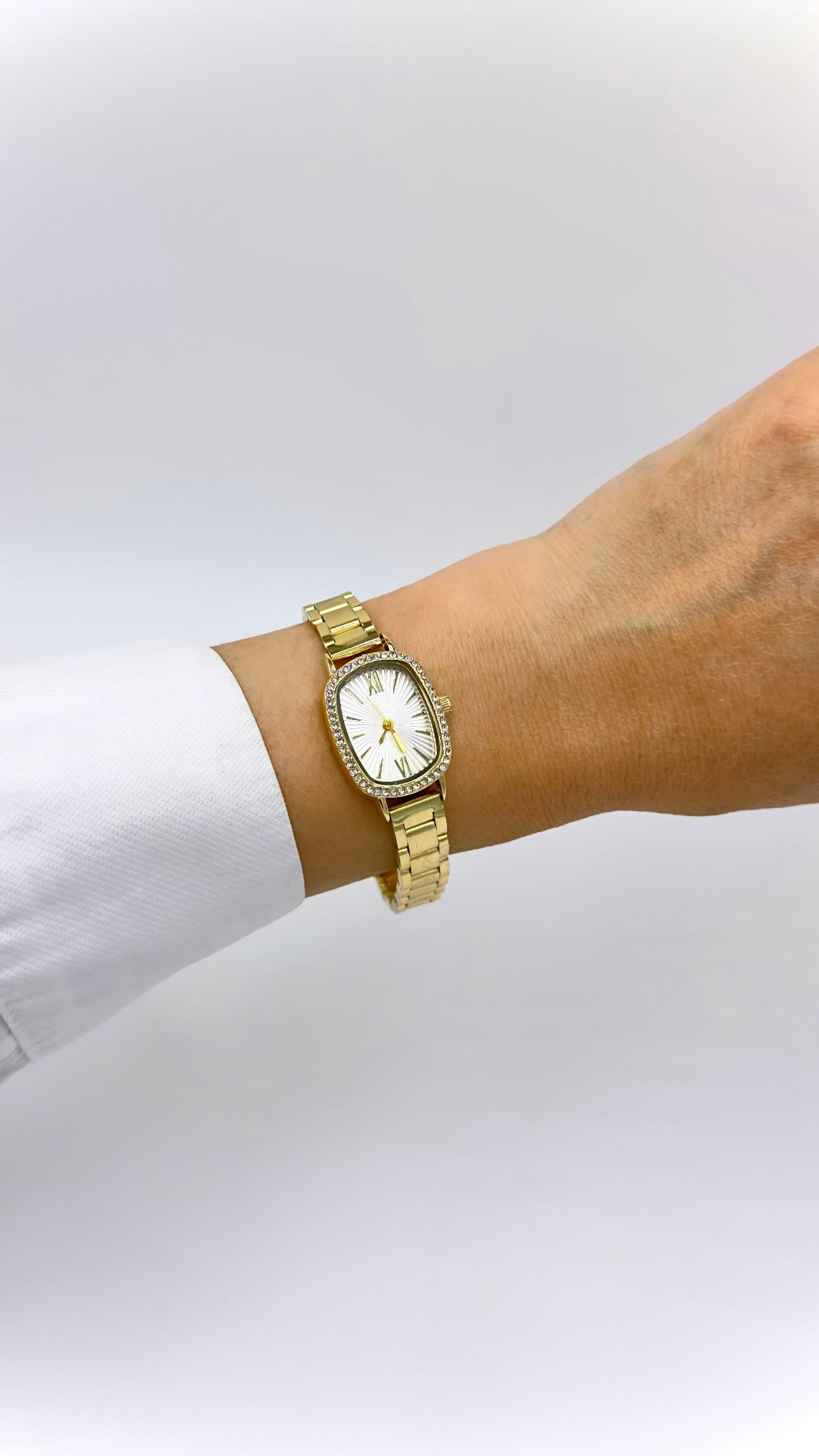 Oval Gold Taşlı Beyaz Kadranlı Saat