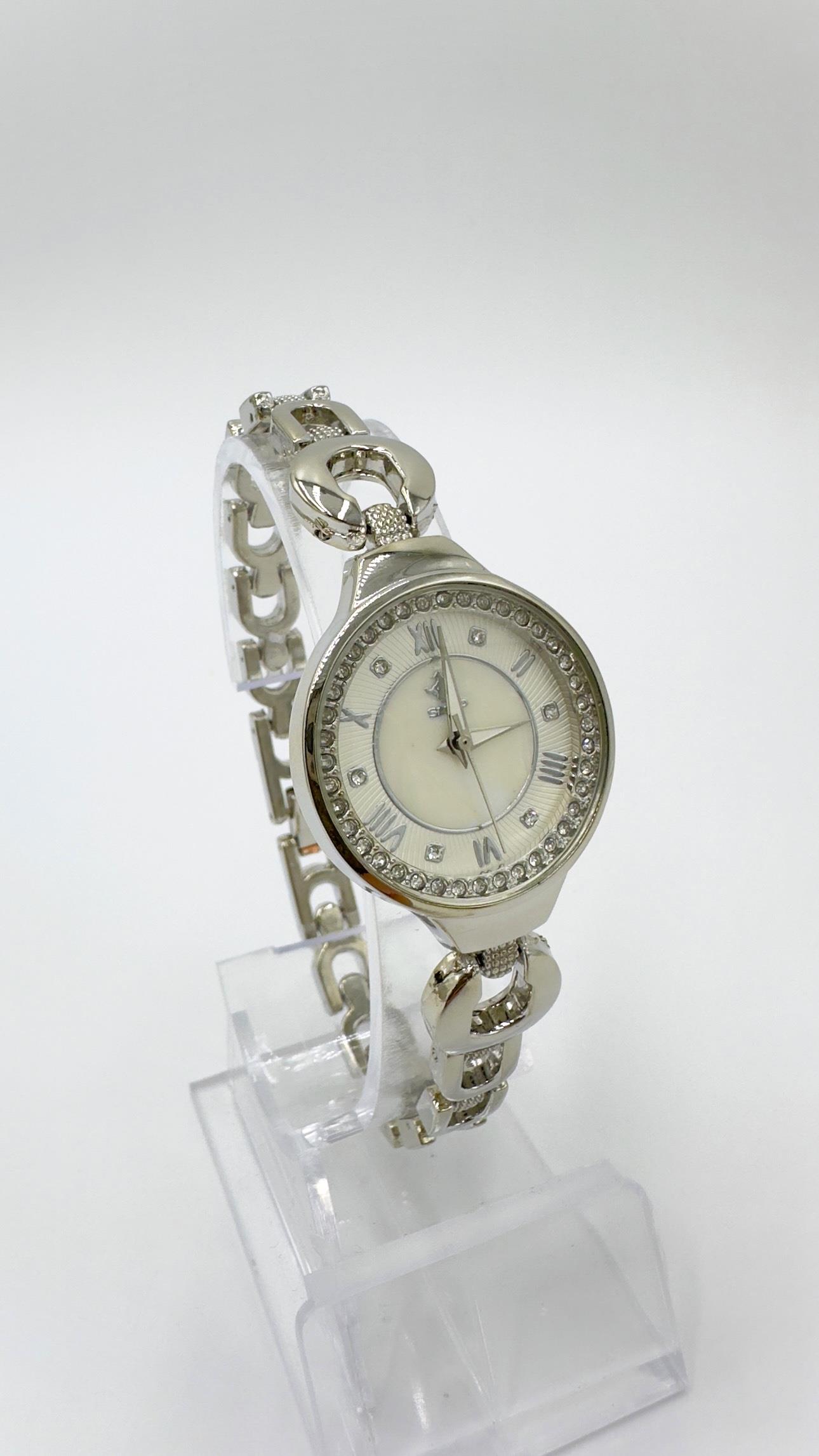 Sılver Carrie Marka Model Taşlı Beyaz Kadranlı Saat