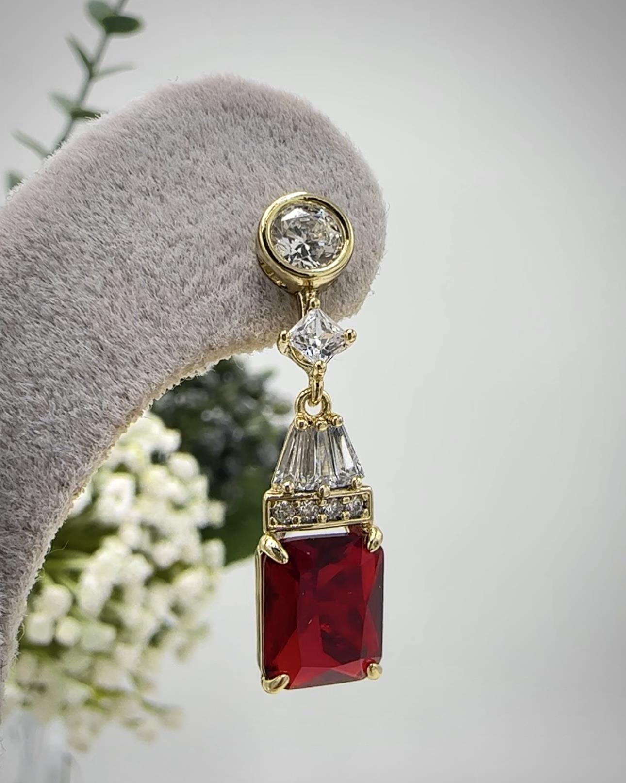 Vip 14 K Sallantılı Kırmızı Küpe
