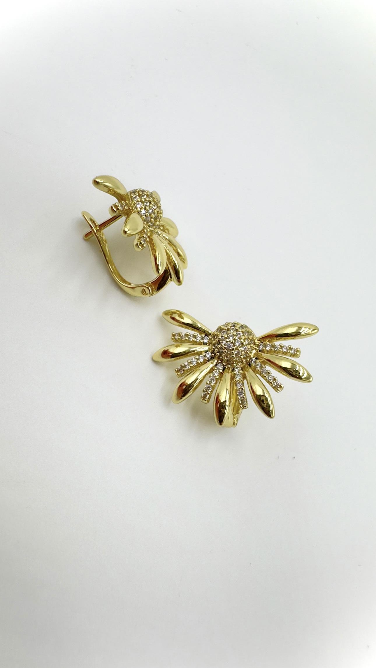 Vp 14 K Taşlı Papatya Model Küpe