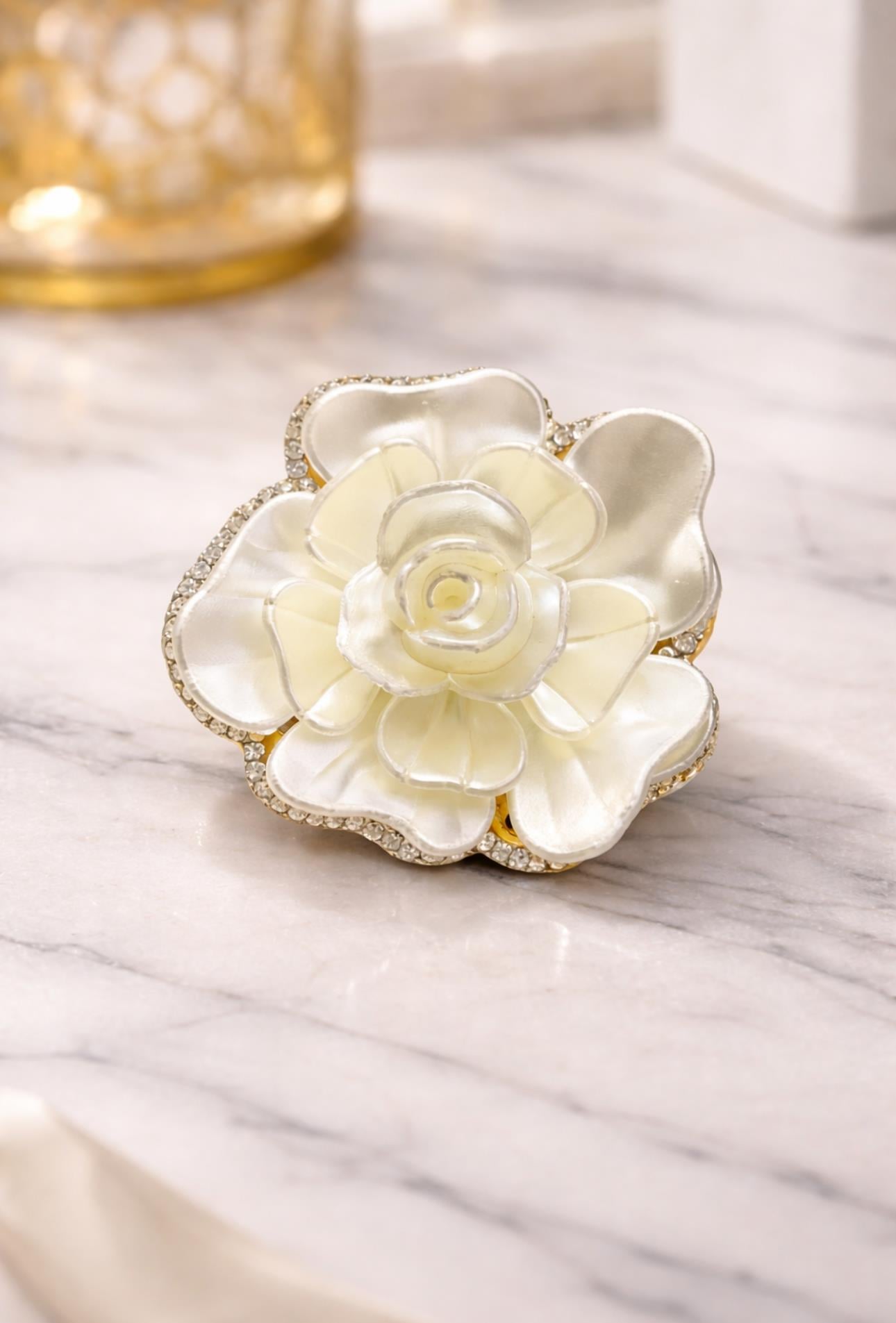 White Rose Model Broş