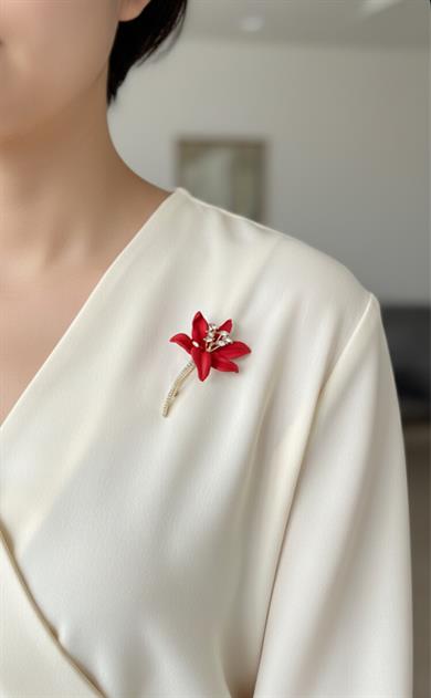 Kızıl Zambak Model Broş