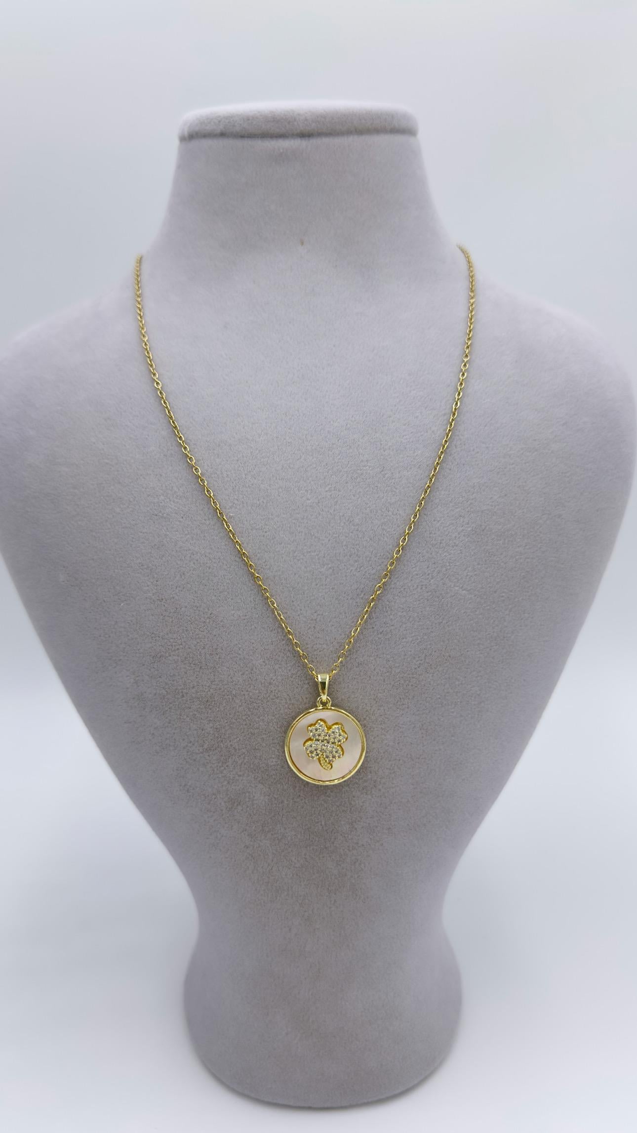 Çelik Yonca Madalyon Kolye