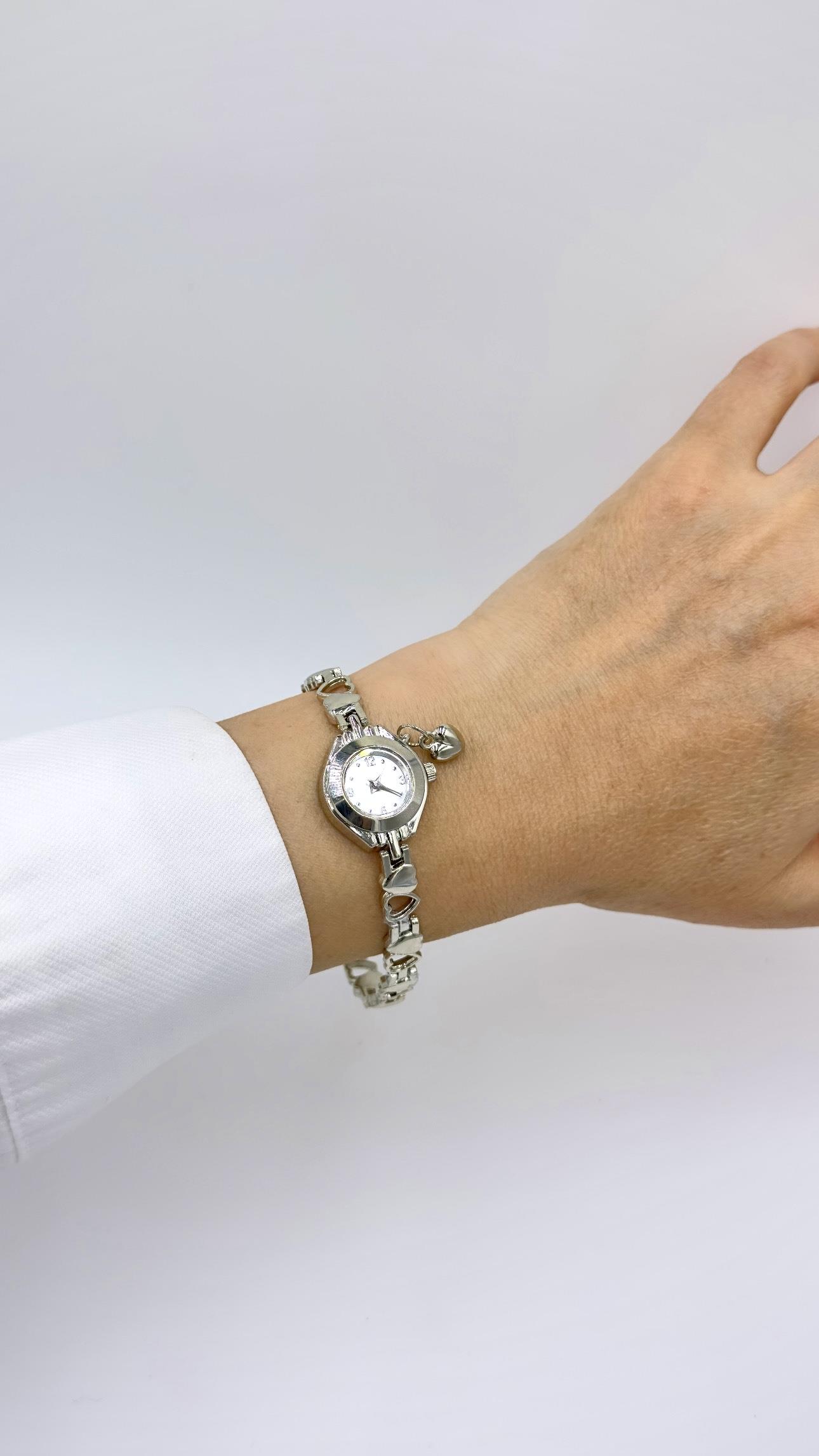 Kalpli  Sılver Kordonlu Yuvarlak Beyaz Kadranlı Charmlı Saat