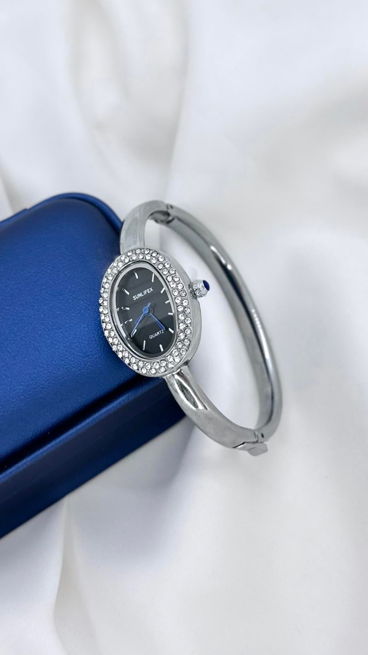 Silver Siyah Kadranlı Taşlı Kelepçe Saat