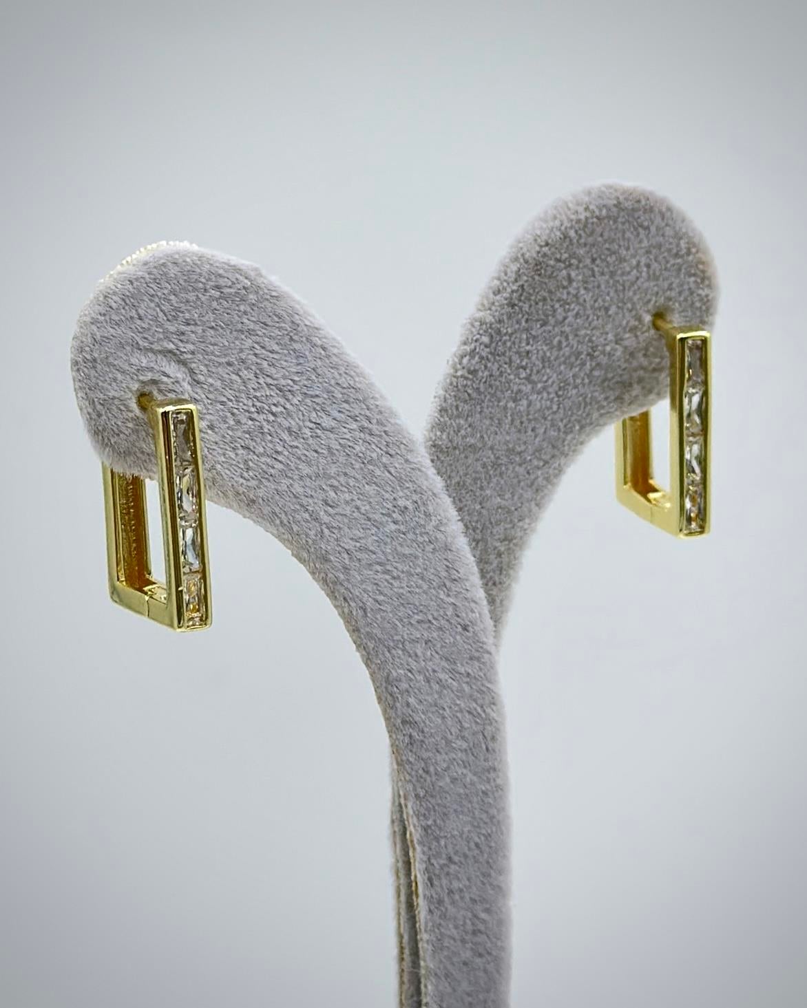 Vp 14 K Altın Kaplama Taşlı Kare Model Küpe