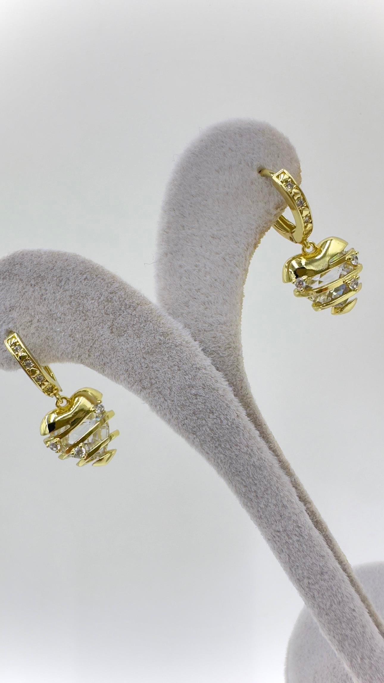 Vp 14 K Taşlı Charm Model Küpe