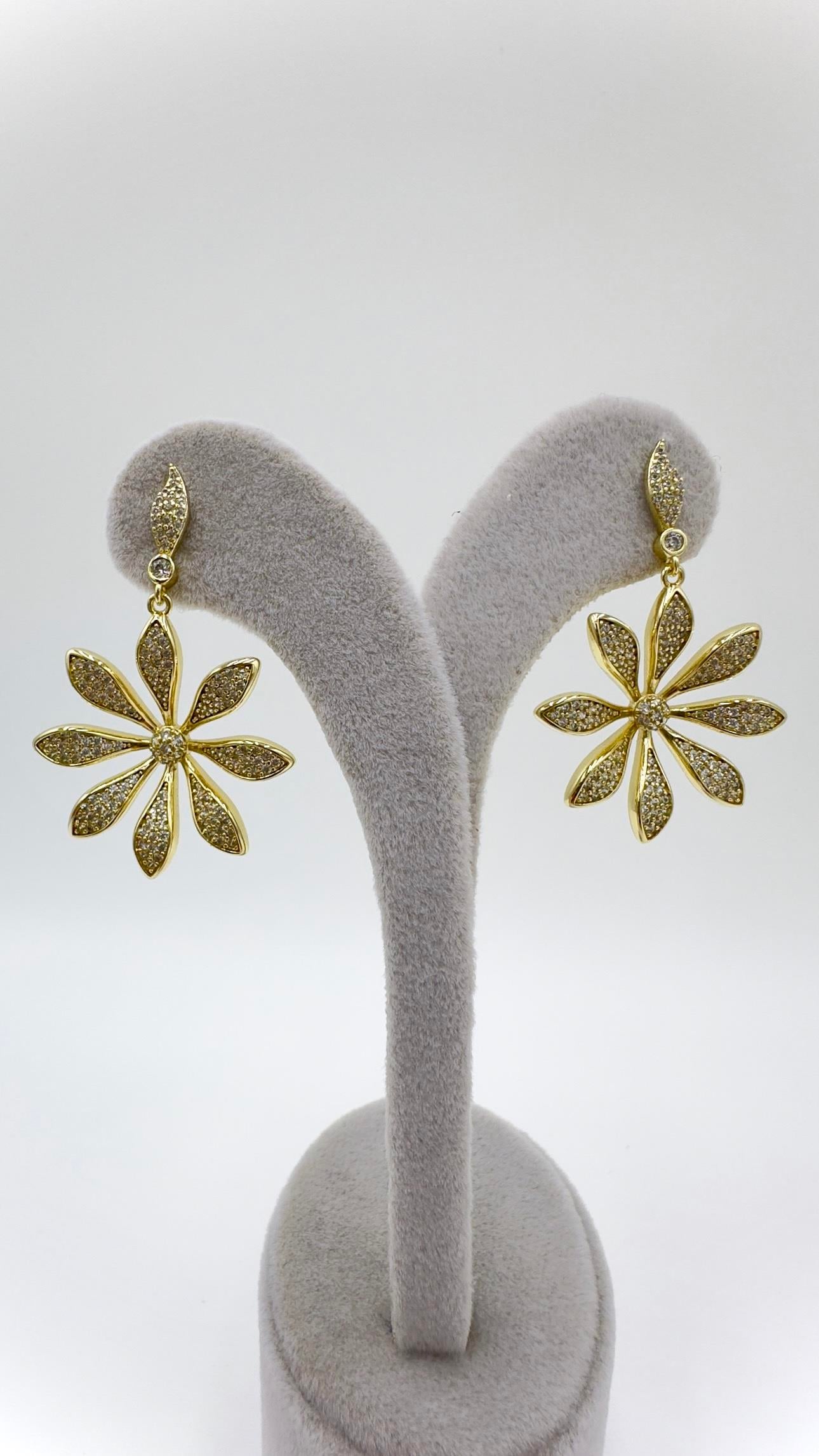 Vp 14 K Taşlı Çiçek Model Sallantılı Küpe