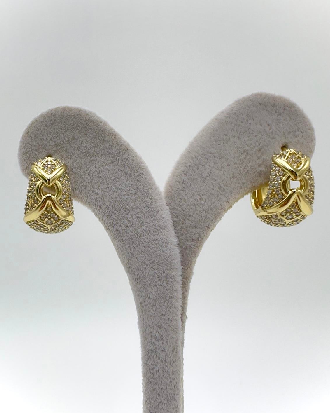 Vp 14 K Taşlı Geniş Halka Model Küpe