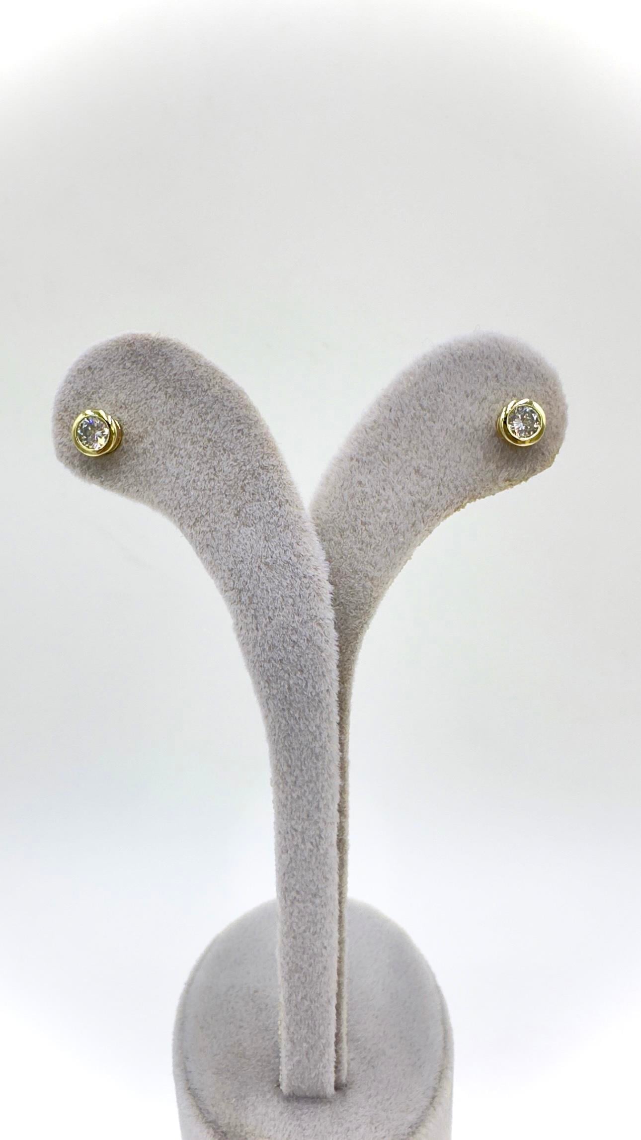 Vp 14 K Taşlı Nokta Model Küpe