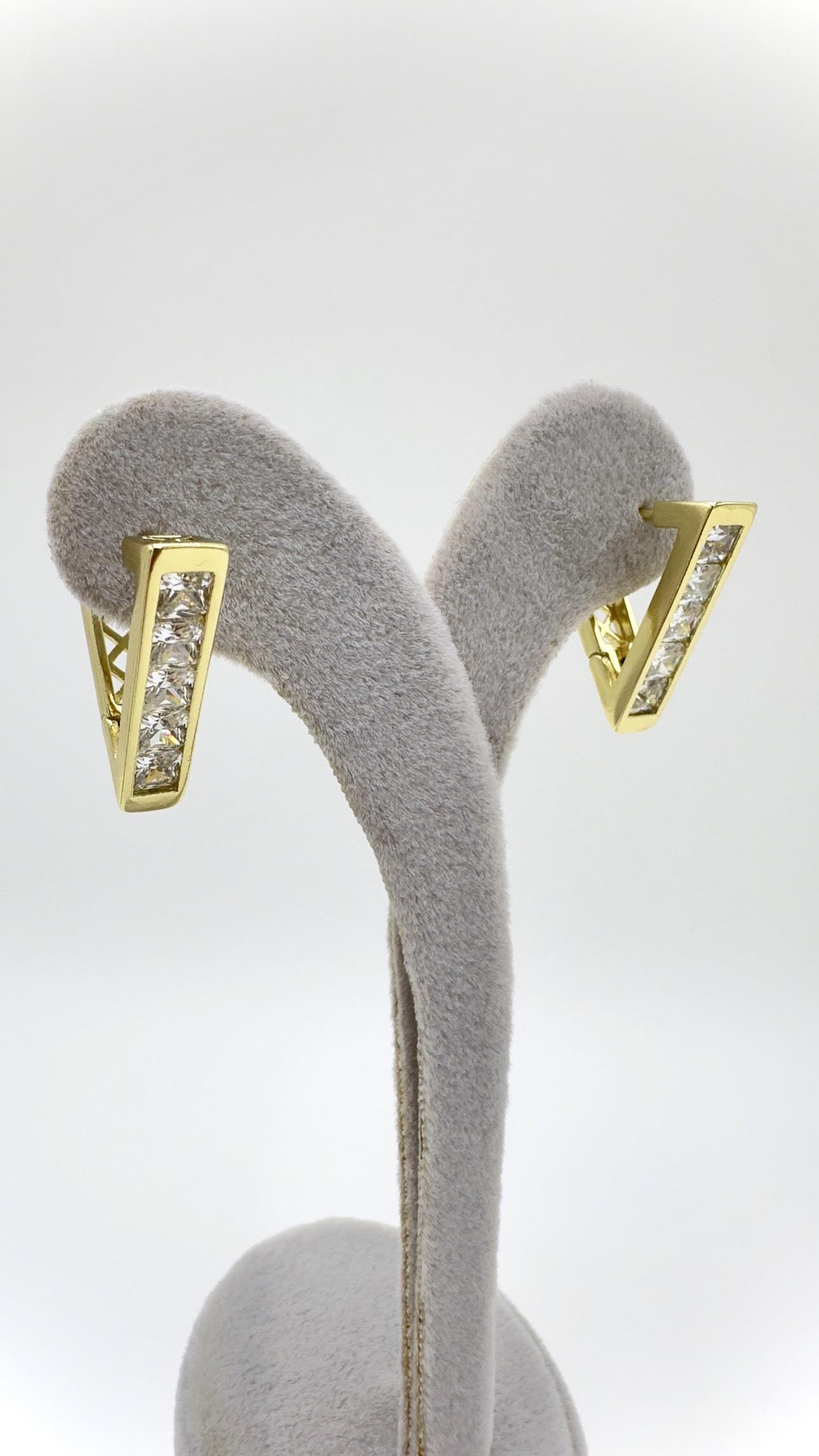 Vp 14 K Taşlı Üçgen Model Küpe