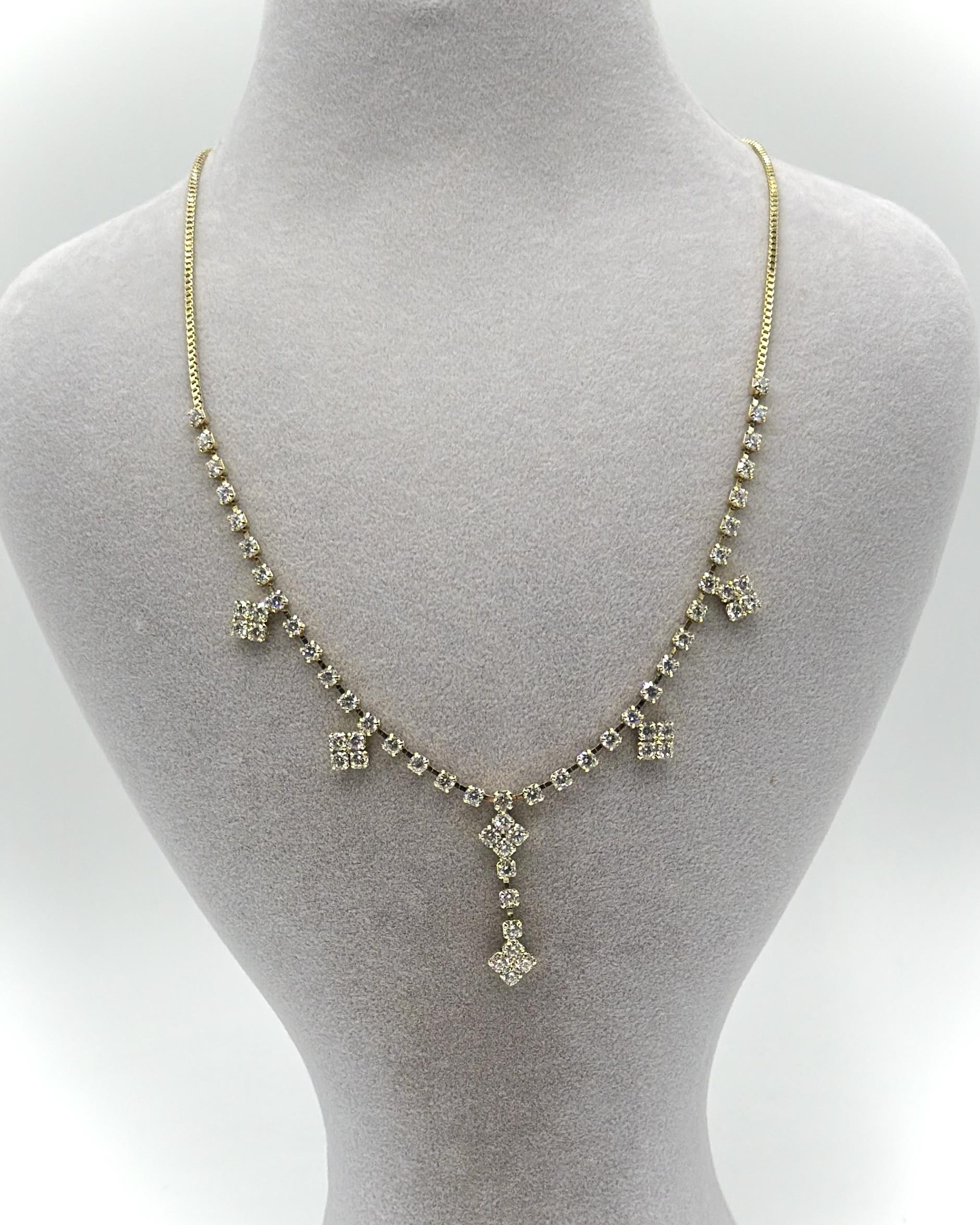 Vp 14 K Taşlı Yonca Model Kolye