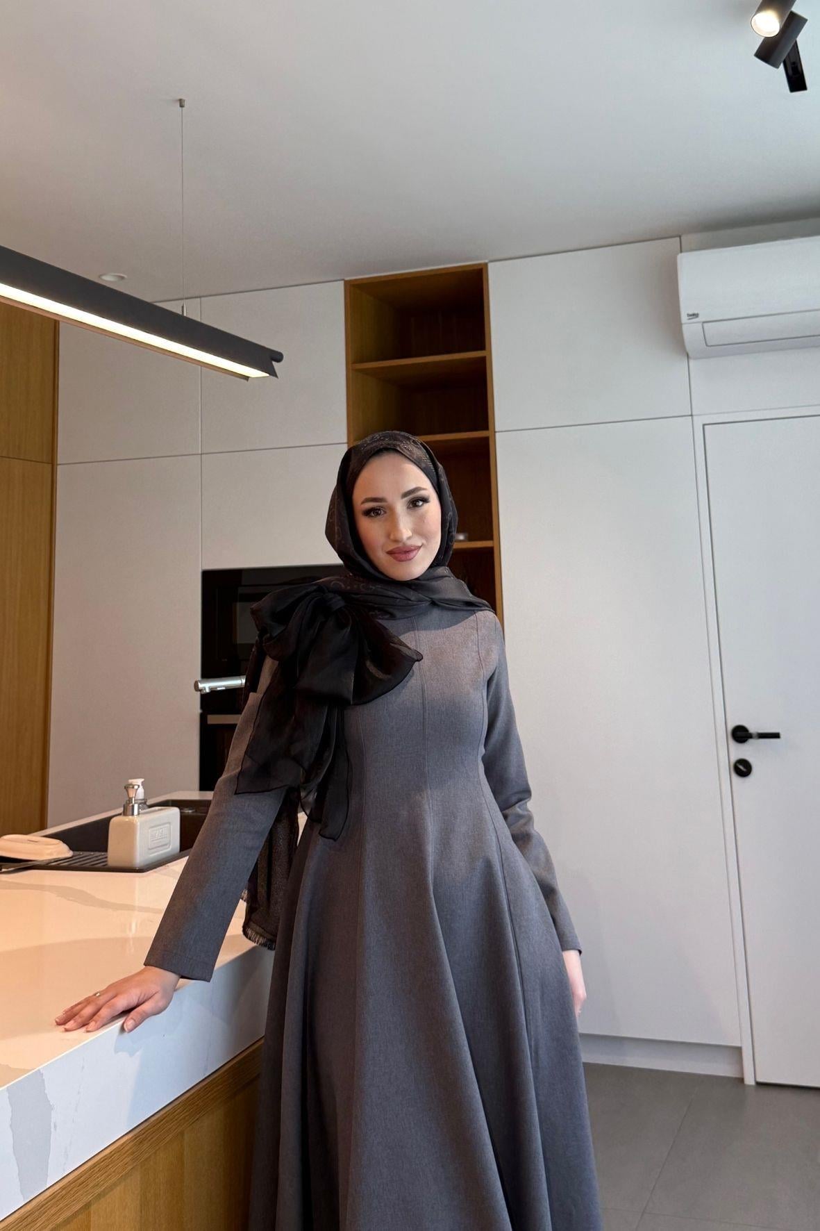 Elizabeth maxi boy fiyonk broşlu premium elbise-antrasit - vakronline