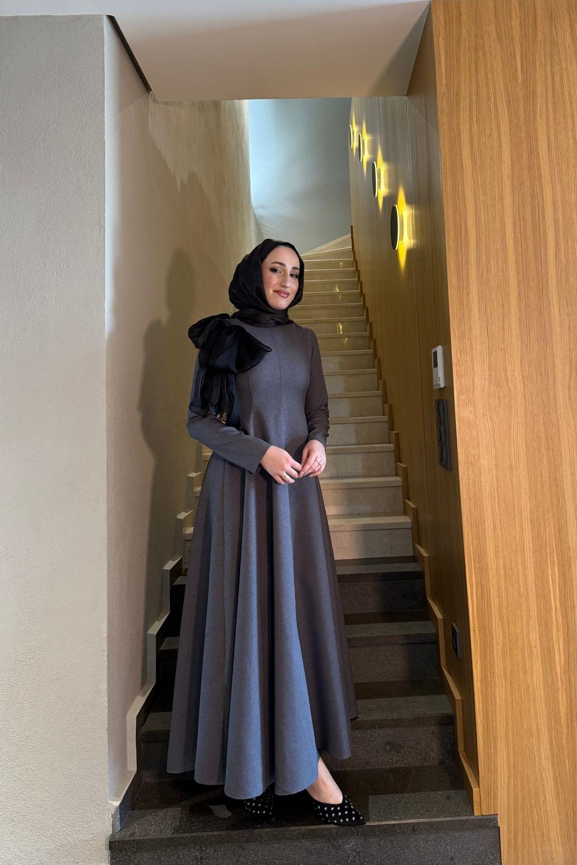 Elizabeth maxi boy fiyonk broşlu premium elbise-antrasit - vakronline