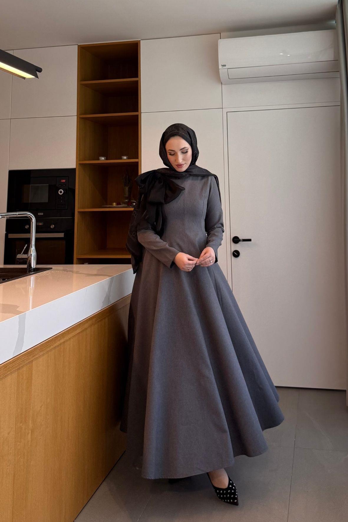Elizabeth maxi boy fiyonk broşlu premium elbise-antrasit - vakronline