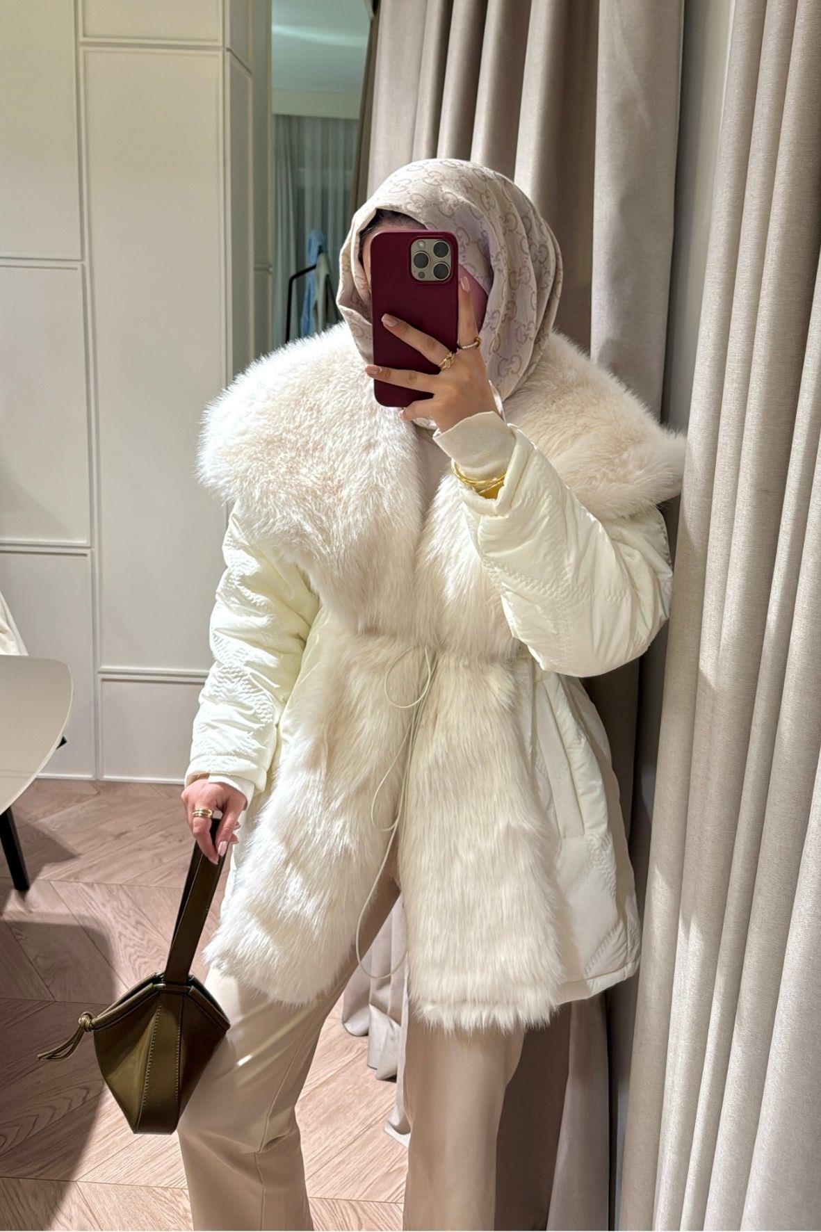 Cheny Yakası Kürklü Mont-Beyaz