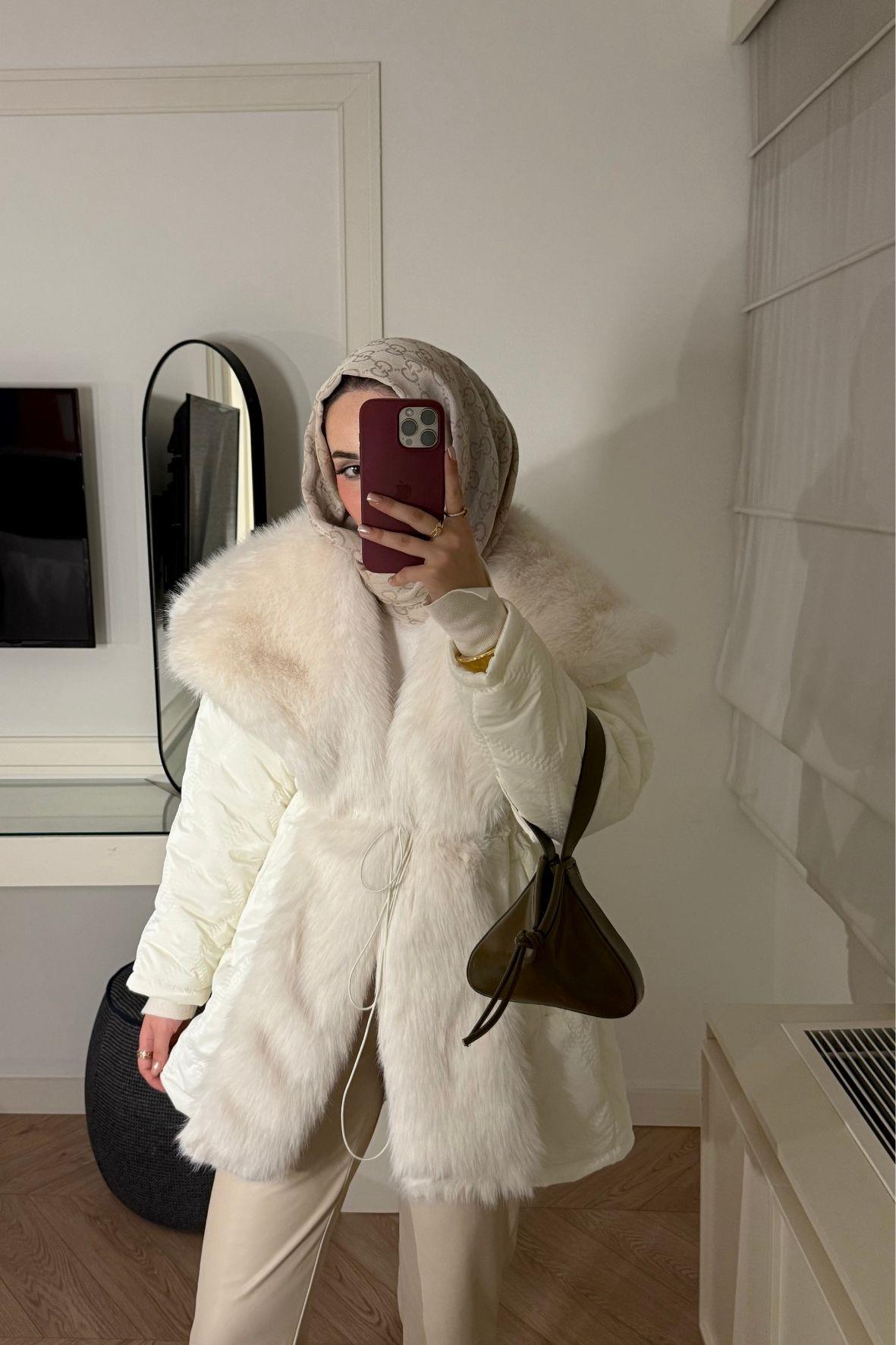 Cheny Yakası Kürklü Mont-Beyaz