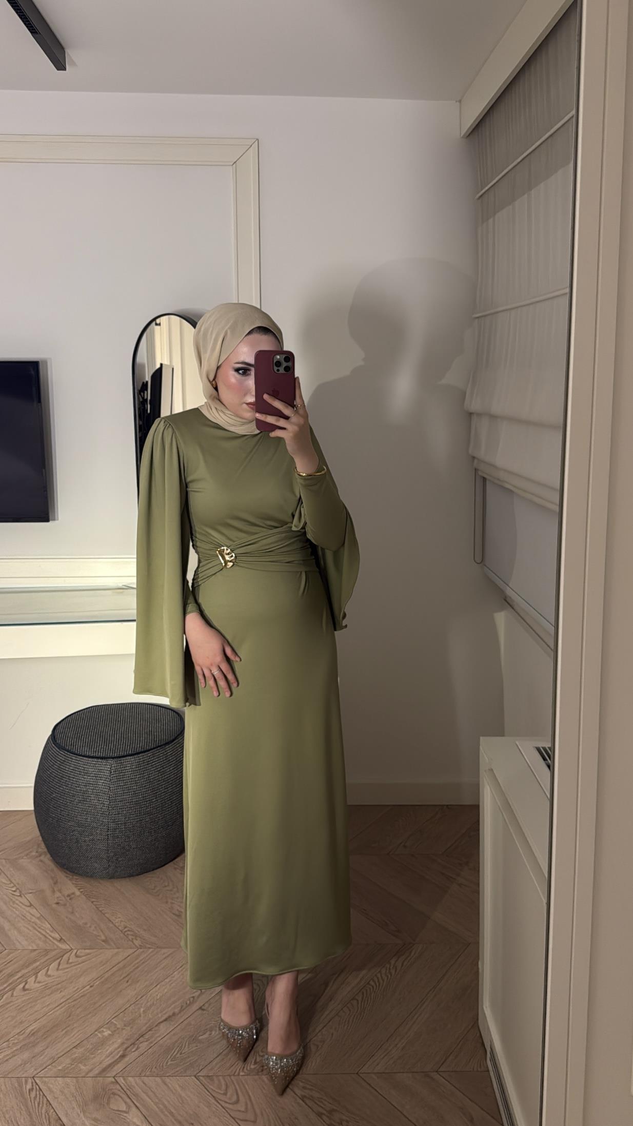 Lesgo Broş Detay Elbise- Çağla
