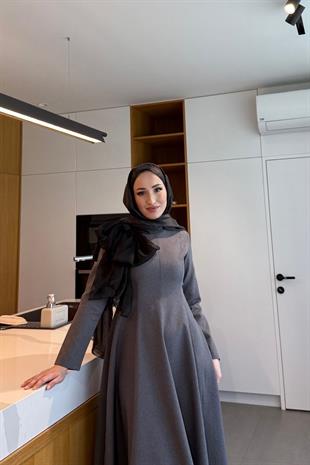 Elizabeth maxi boy fiyonk broşlu premium elbise-antrasit - vakronline