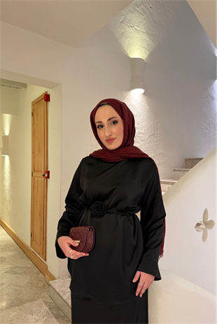 Gül aksesuarlı saten i̇kili takım-siyah - vakronline