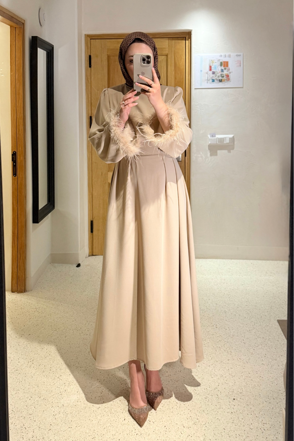 Kolları tüylü i̇thal elbise-bej- vakronline