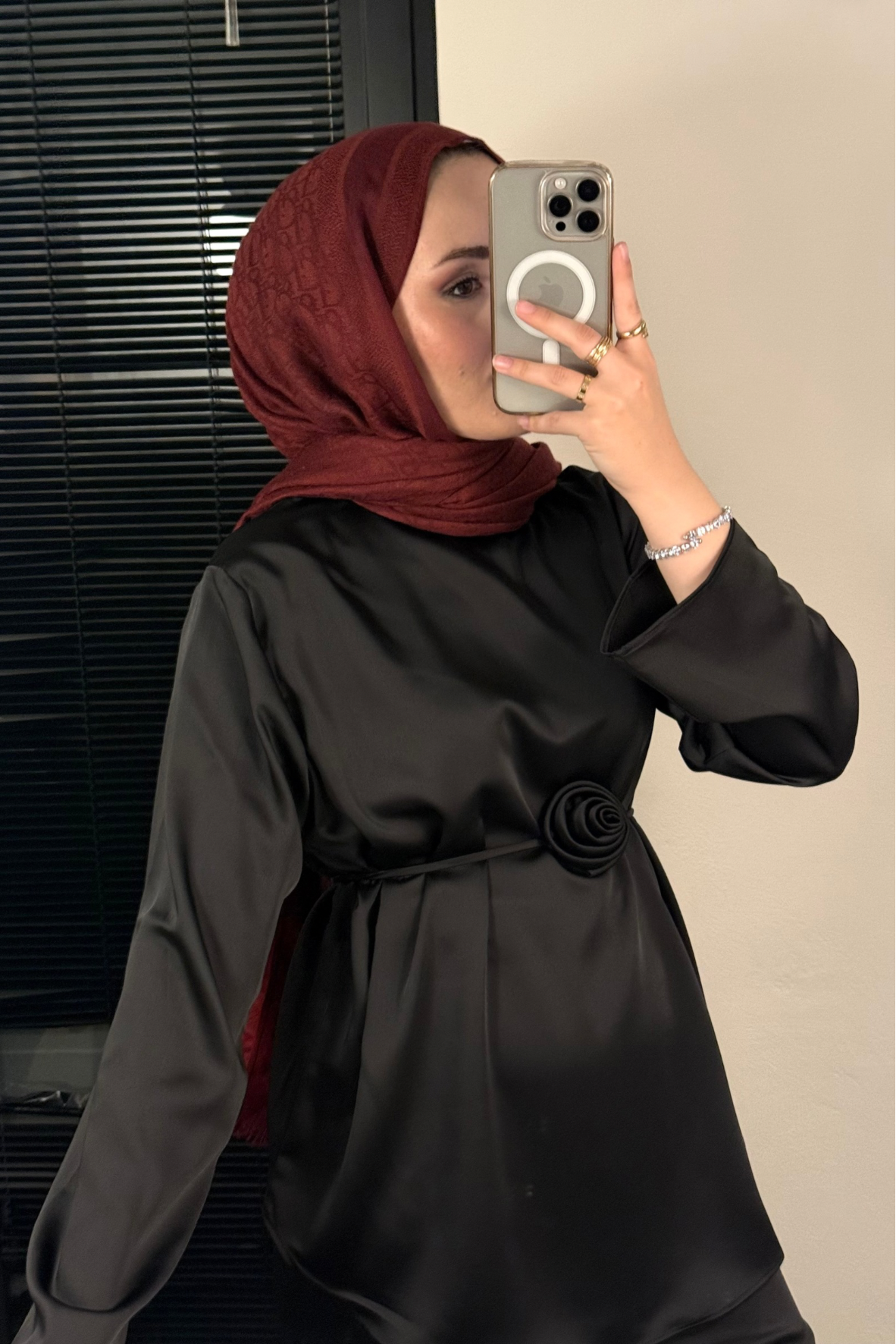 Gül aksesuarlı saten i̇kili takım-siyah - vakronline