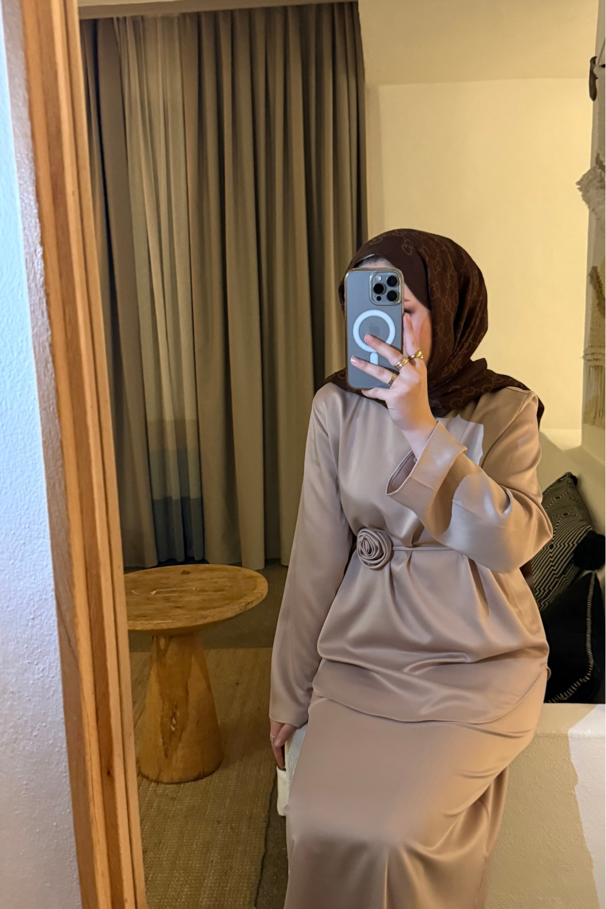 Gül aksesuarlı saten i̇kili takım-bej - vakronline