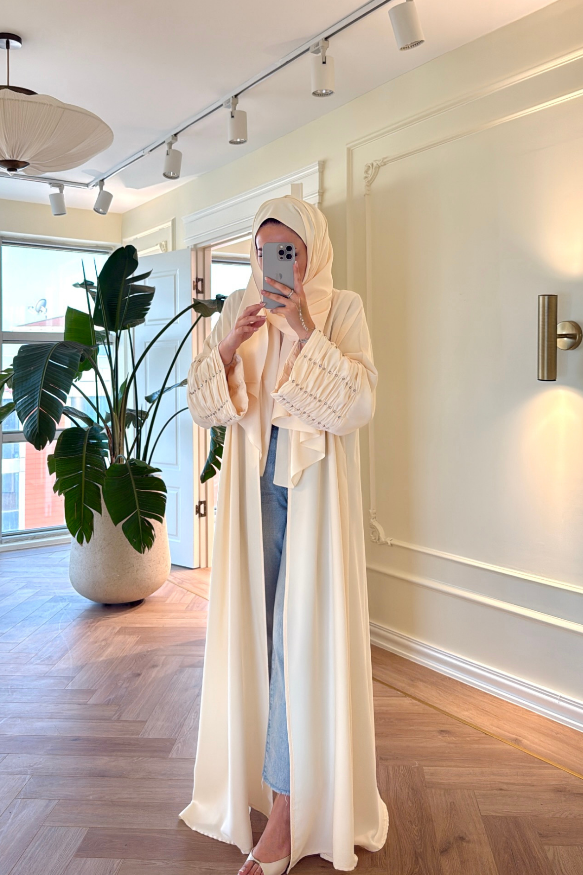 Kolları Taş Büzgü Detaylı Abaya - Krem (ŞAL HEDİYELİ )-4297