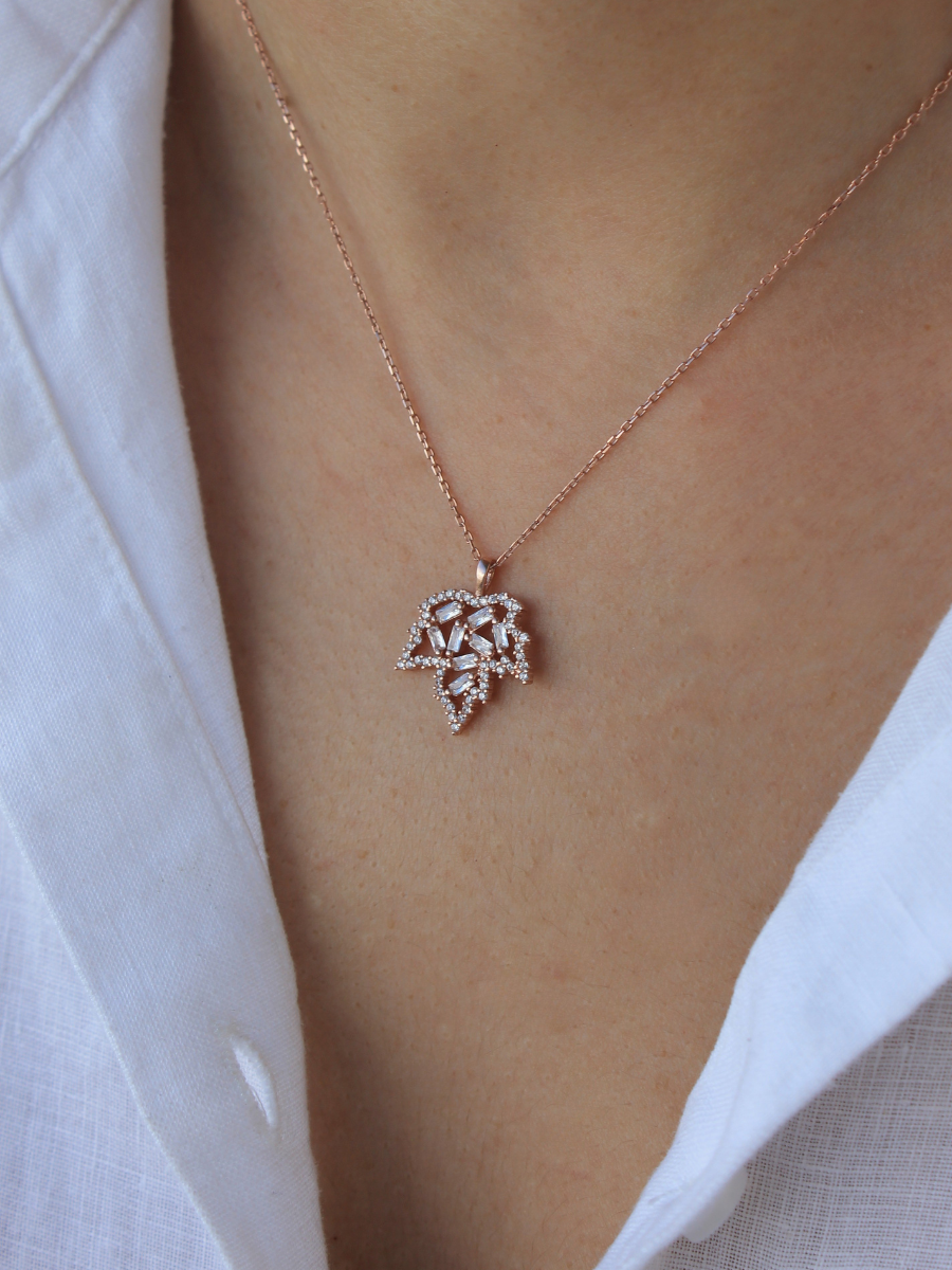 Baget Taşlı Çınar Yaprağı Kolye