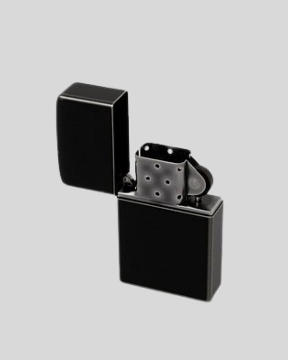 Metal Gövdeli Tasarım Çakmak Mat Yüzeyli ve Ergonomik Tutma Özellikli