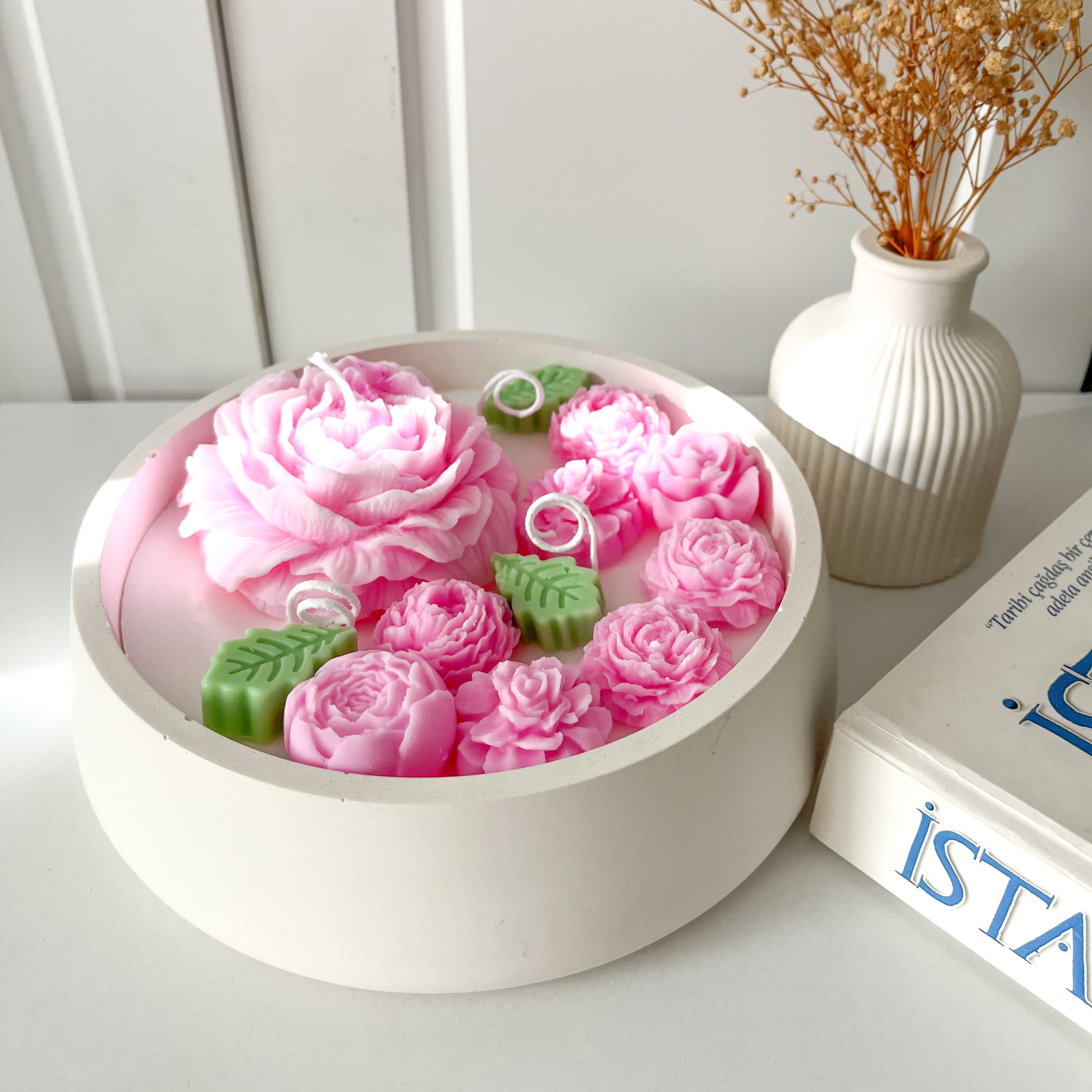 Büyük Beton Kase İçerisinde Pembe Şakayık Şekilli Soya Mum