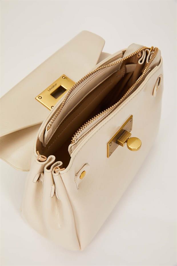 Açık Gri Zincirli Kalp Aksesuarlı El Çantası