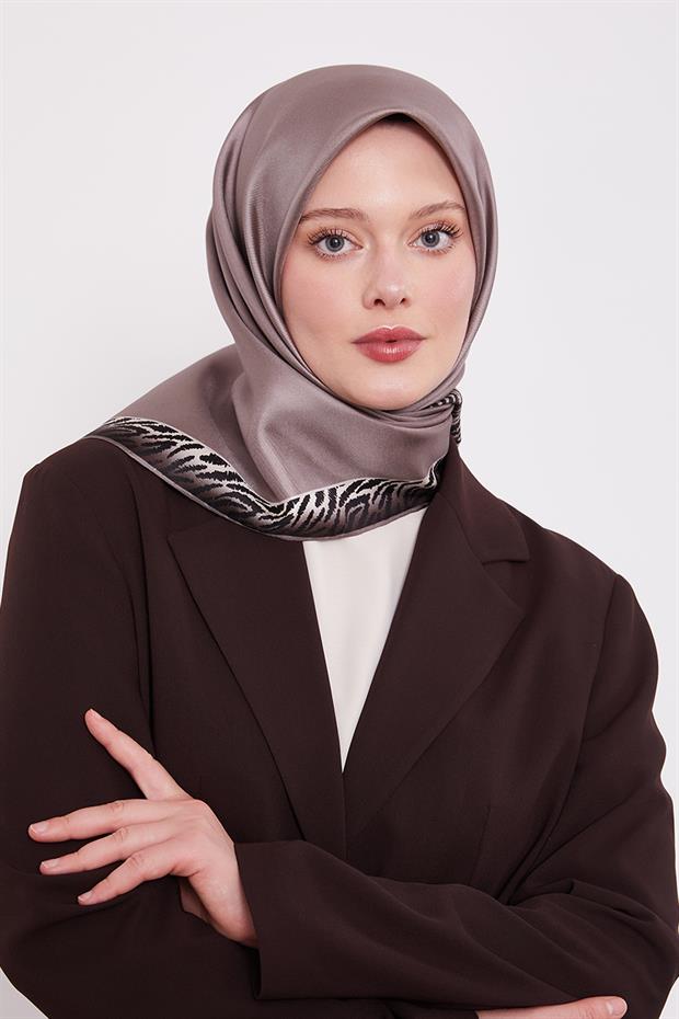 Açık Vizon Kenar Leopar Desen Twill İpek Eşarp