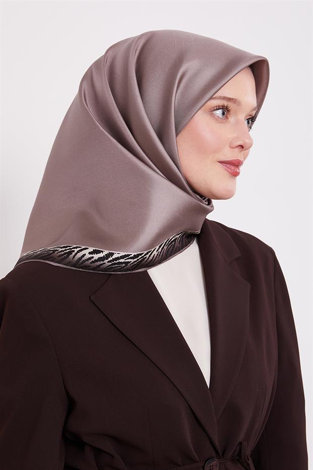 Açık Vizon Kenar Leopar Desen Twill İpek Eşarp