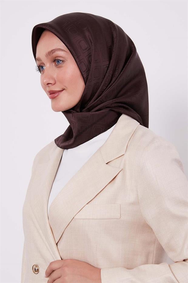 Acı Kahve Baklava Desen Monogram İpek Eşarp