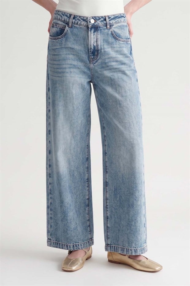 Açık Mavi Eskitme Detaylı Geniş Paça Jean