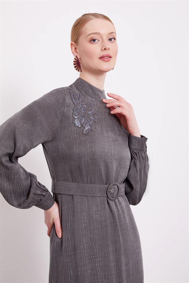 Antrasit Omuz Nakış Detaylı Cupra Elbise