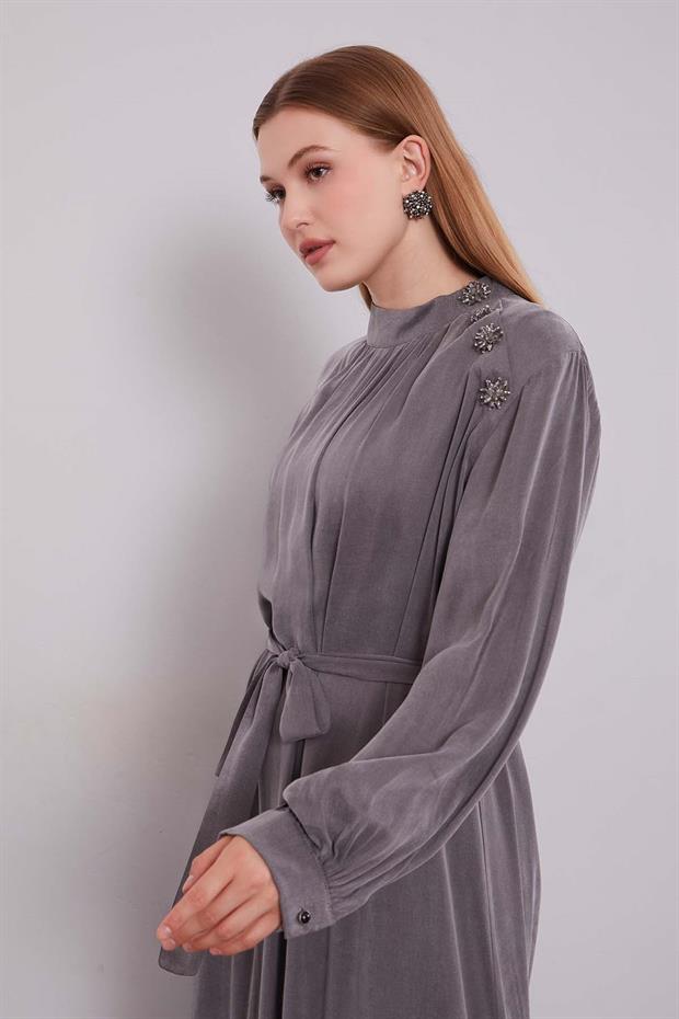 Antrasit Omuz Taş Çiçek Detaylı Cupra Elbise