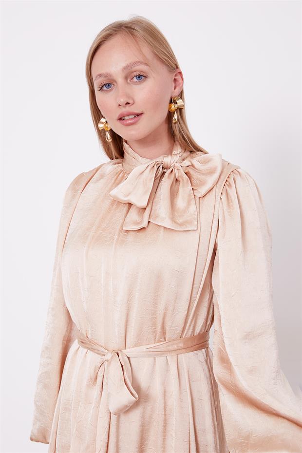 Bej Kuşak Detaylı Saten Kraş Elbise