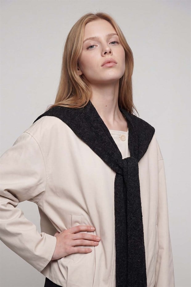 Bej Piliseli Bel Detaylı Ceket