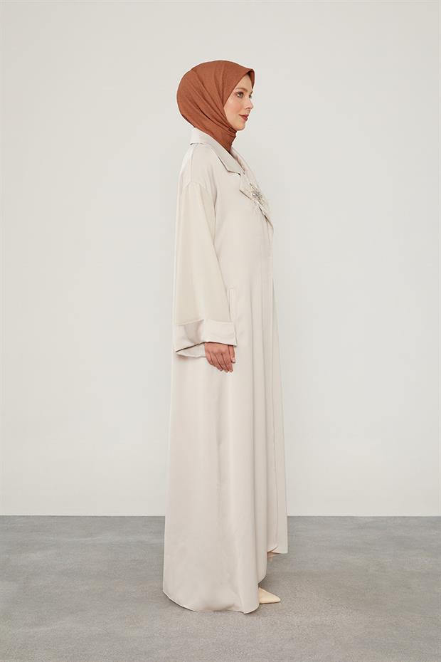 Bej Taş Broş Detaylı Saten Ferace