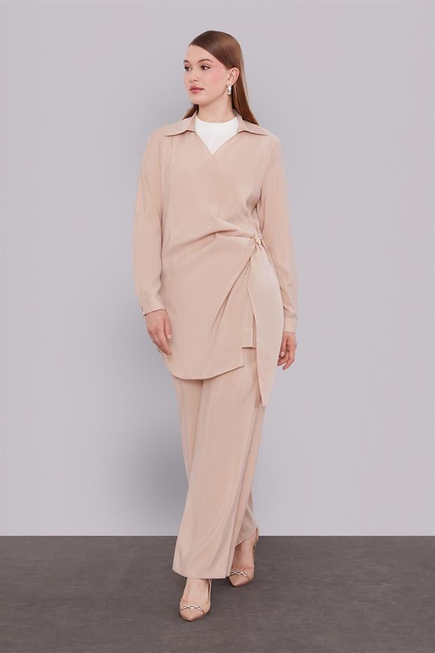 Bej Yan Aksesuar Bağlamalı İkili Takım