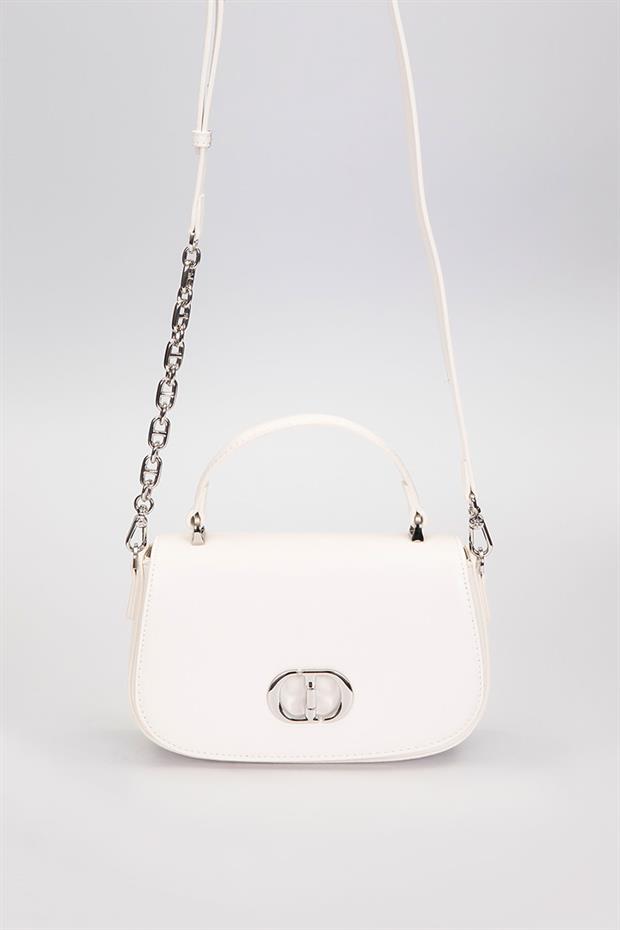 Beyaz Aksesuar Kapaklı Omuz Çantası