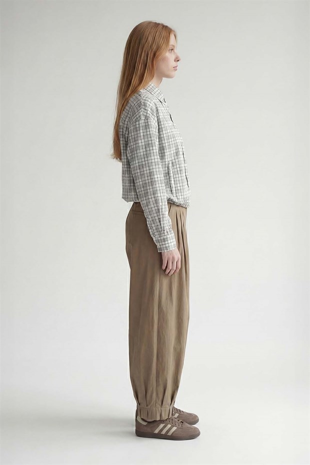 Beyaz Bel Klips Detaylı Gömlek